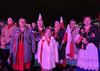 Rzeszowianie zgromadzili się na Rynku, by wspólnie śpiewać polskie pieśni patriotyczne [ZDJĘCIA]