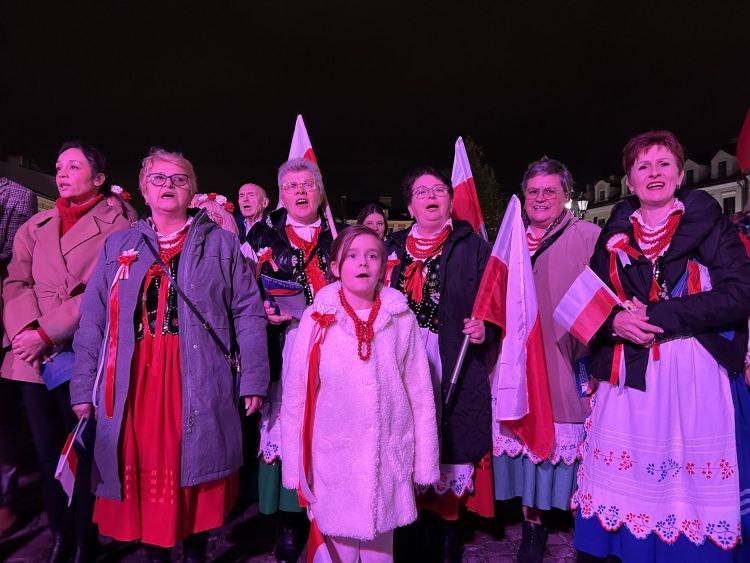 Rzeszowianie zgromadzili się na Rynku, by wspólnie śpiewać polskie pieśni patriotyczne [ZDJĘCIA]