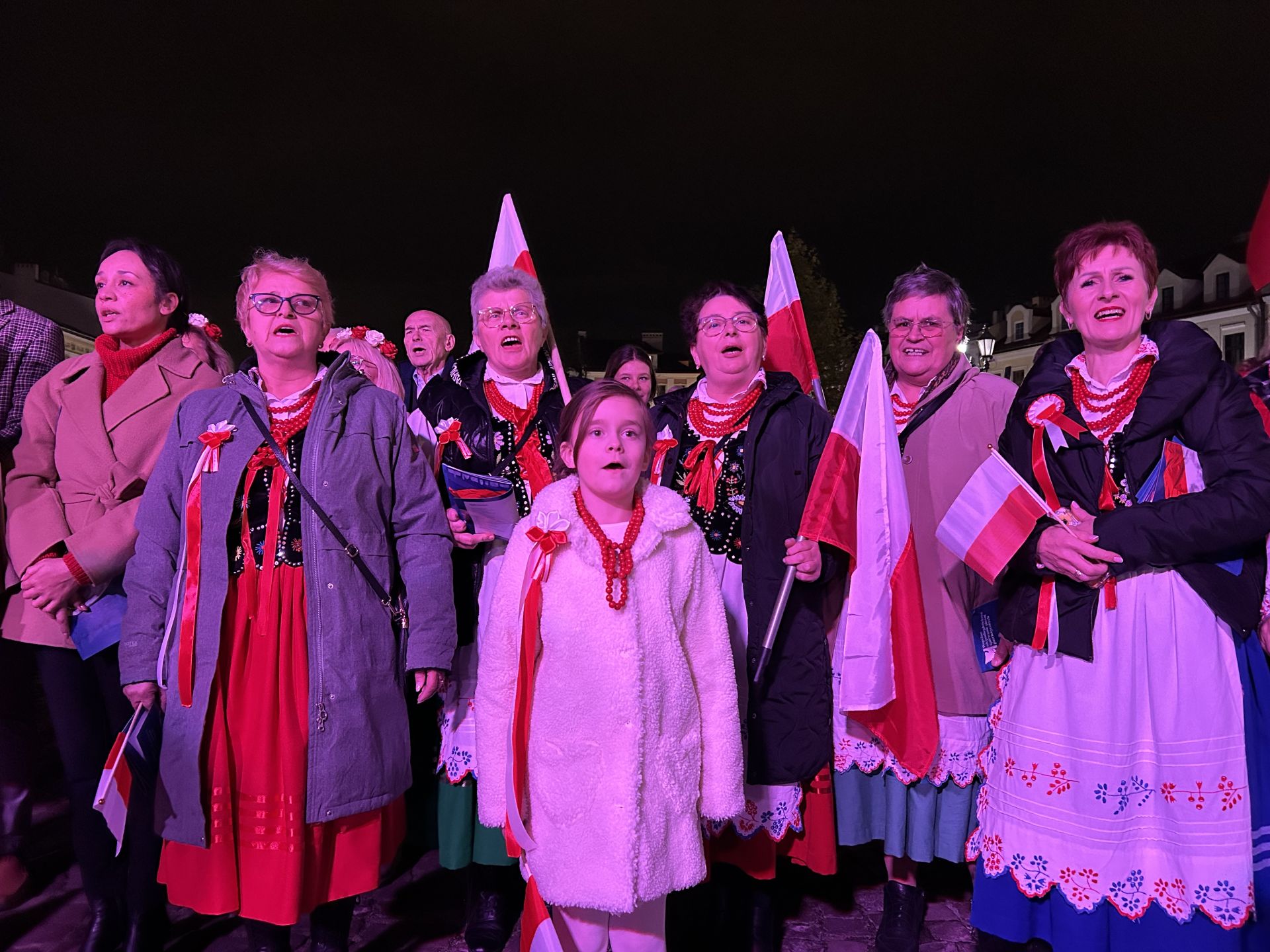 Rzeszowianie zgromadzili się na Rynku, by wspólnie śpiewać polskie pieśni patriotyczne [ZDJĘCIA]