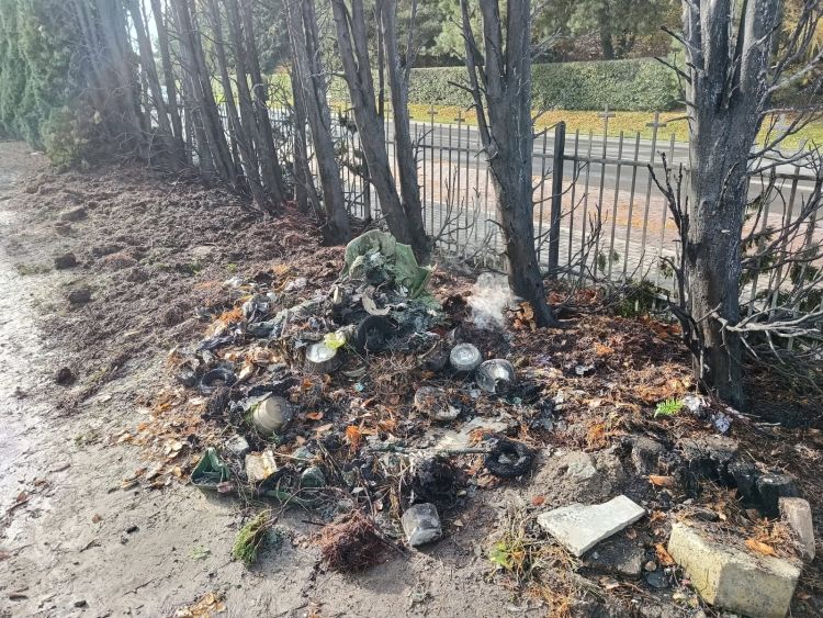 Pożar na cmentarzu w Kidałowicach. Ktoś wrzucił do kontenera niedogaszony znicz