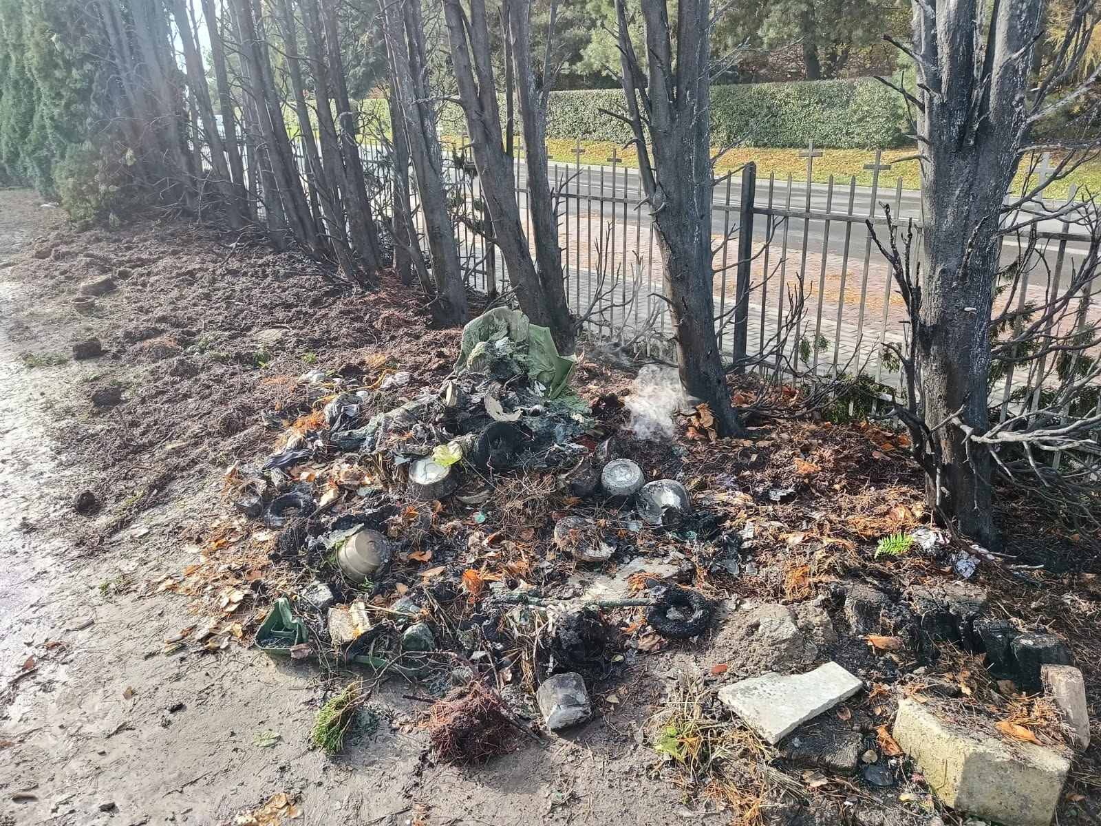 Pożar na cmentarzu w Kidałowicach. Ktoś wrzucił do kontenera niedogaszony znicz