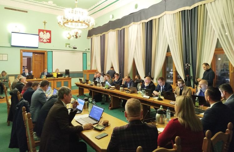 Trwa nadzwyczajna sesja rady miasta Sanoka 1 - Polskie Radio Rzeszów Trwa nadzwyczajna sesja rady miasta Sanoka