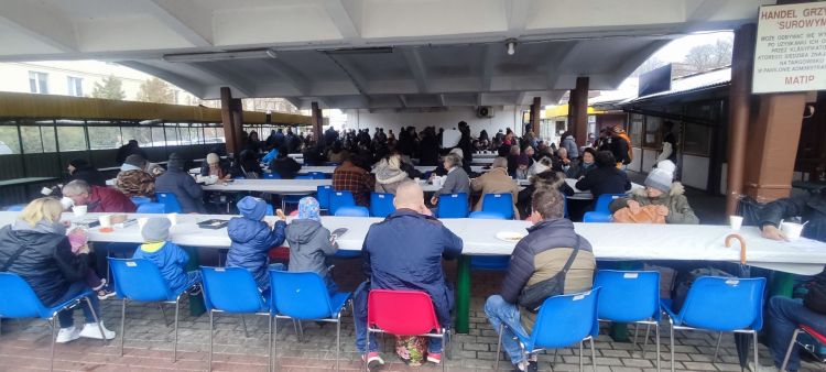 Światowy Dzień Ubogich w Rzeszowie. Ponad 400 posiłków rozdanych w Hali Targowej