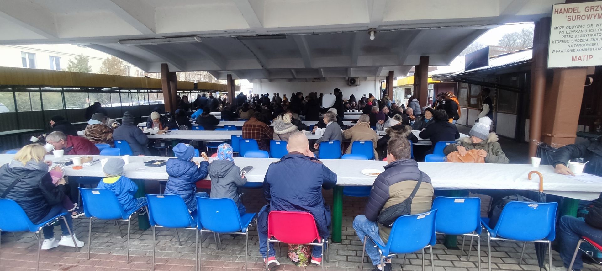 Światowy Dzień Ubogich w Rzeszowie. Ponad 400 posiłków rozdanych w Hali Targowej