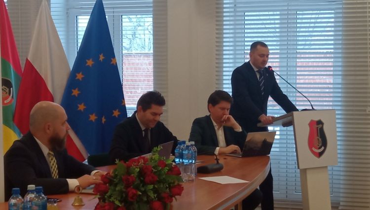 Burzliwa sesja rady w Stalowej Woli. Spór o wnioski radnej Tatys i dyskusja o projekcie SMR