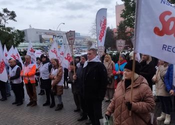 „Stop pracy za darmo”. Pracownicy oświaty protestowali w Rzeszowie