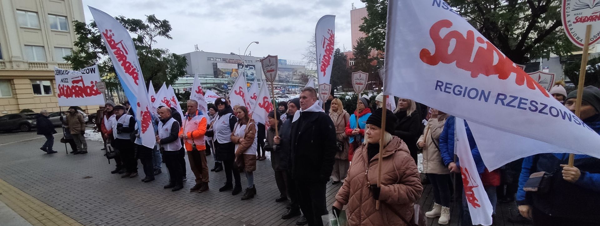 „Stop pracy za darmo”. Pracownicy oświaty protestowali w Rzeszowie