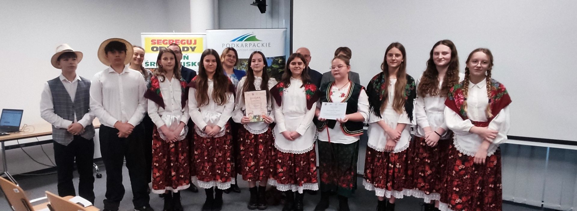 Konkurs „Ludowa przyśpiewka o recyklingu tekstyliów” rozstrzygnięty. Wybrano pięciu laureatów