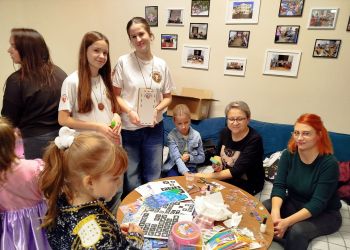 Charytatywna zabawa andrzejkowa w Sanoku. Dzieci pomagają Oskarowi Krupskiemu