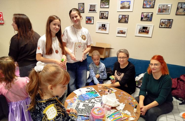 Charytatywna zabawa andrzejkowa w Sanoku. Dzieci pomagają Oskarowi Krupskiemu