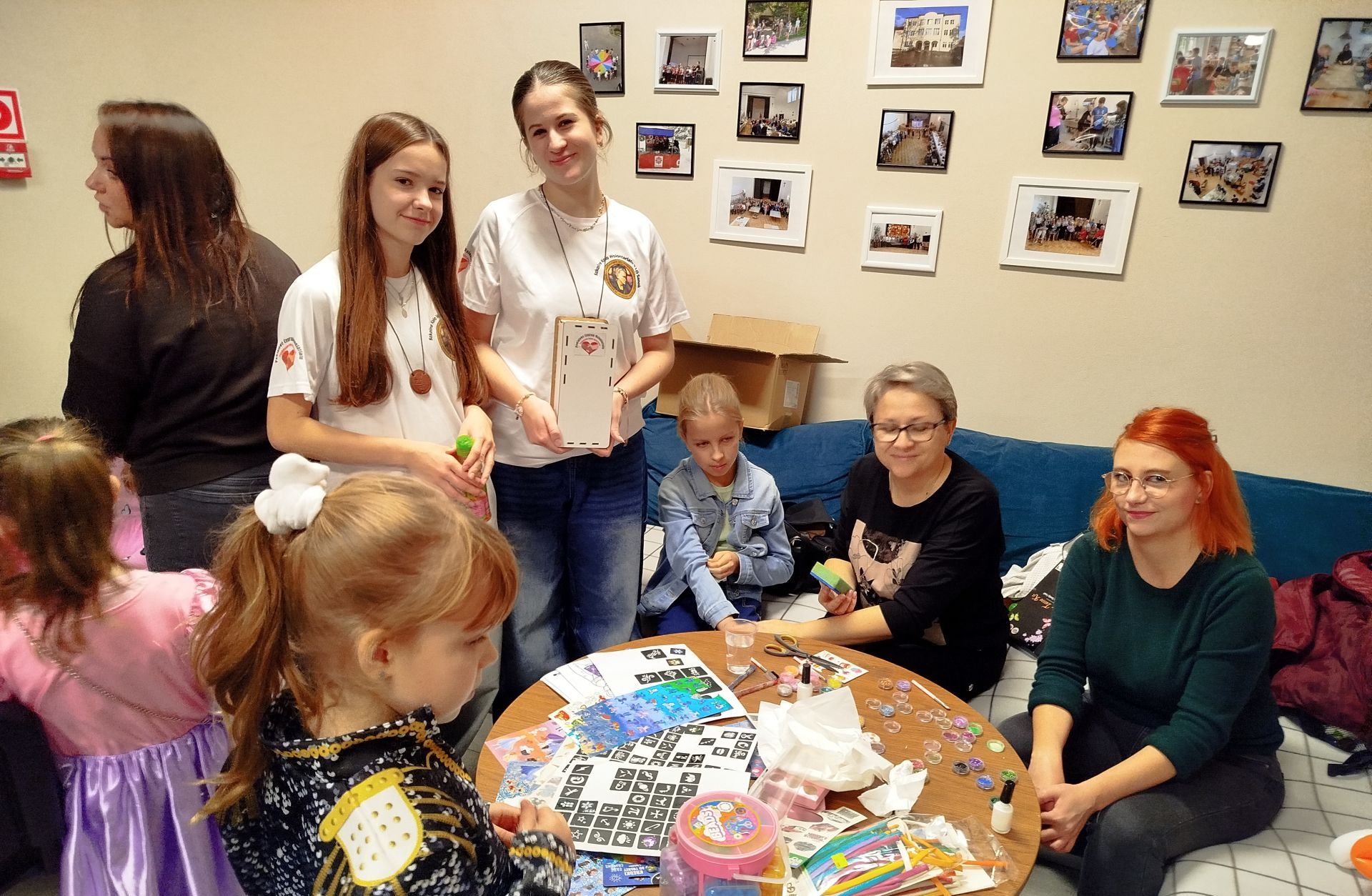 Charytatywna zabawa andrzejkowa w Sanoku. Dzieci pomagają Oskarowi Krupskiemu 8 - Polskie Radio Rzeszów Charytatywna zabawa andrzejkowa w Sanoku. Dzieci pomagają Oskarowi Krupskiemu