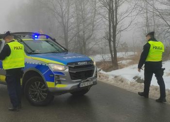 Policja zabezpiecza teren katastrofy w Cierpiszu. Oględziny rozpoczyna komisja badania wypadów lotniczych