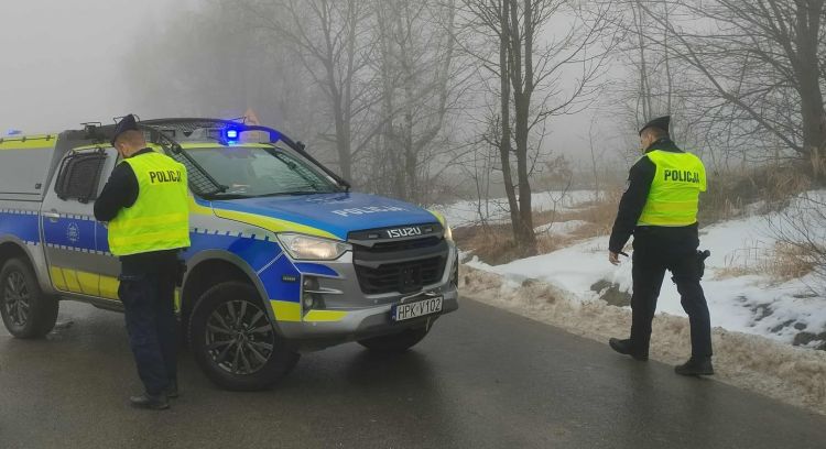 Policja zabezpiecza teren katastrofy w Cierpiszu. Oględziny rozpoczyna komisja badania wypadów lotniczych