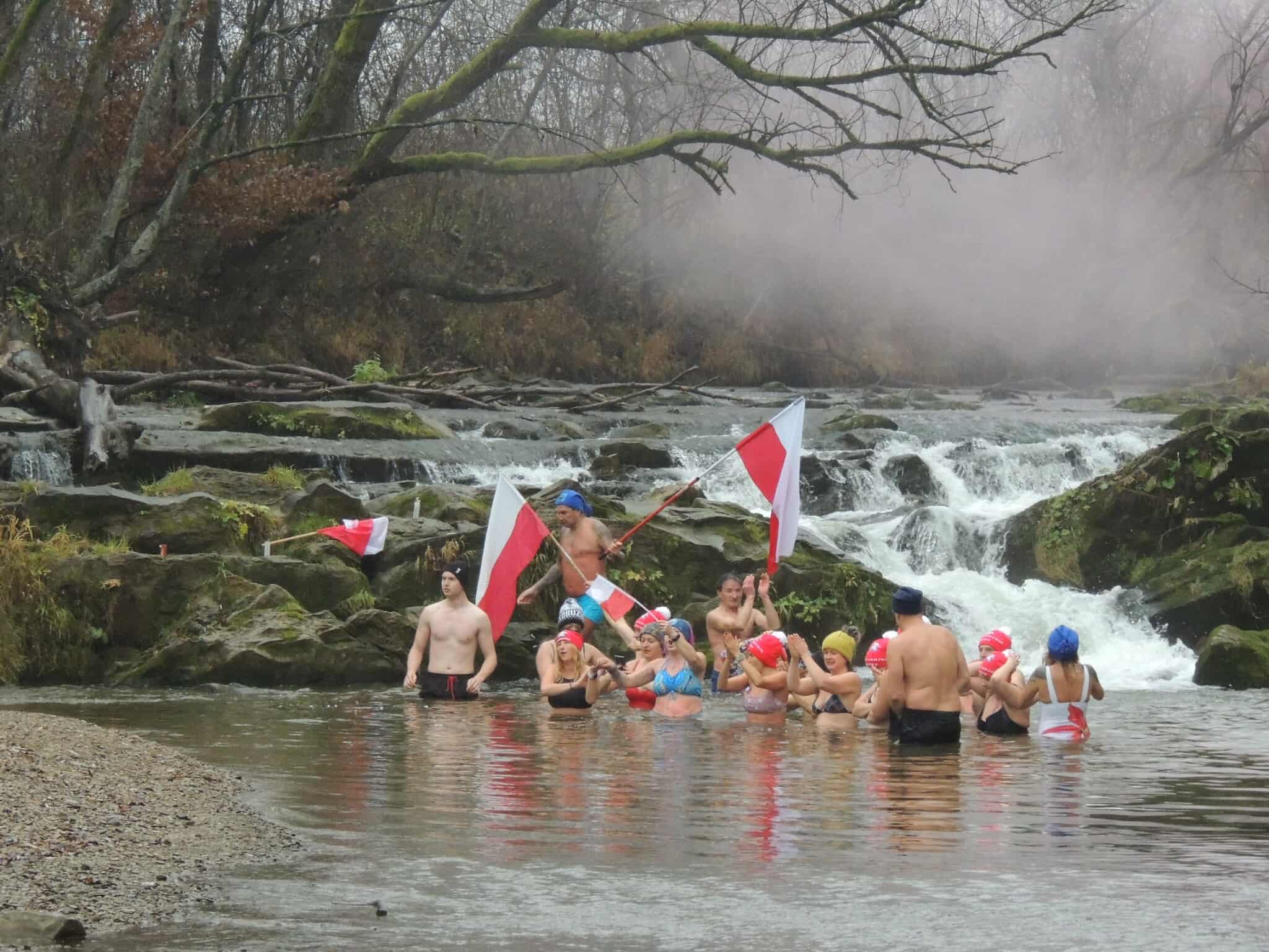 Bieszczadzkie Morsy zainaugurowały sezon zimnych kąpieli 7 - Polskie Radio Rzeszów Bieszczadzkie Morsy zainaugurowały sezon zimnych kąpieli
