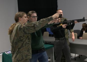 Żołnierze WOT uczą studentów bezpiecznego posługiwania się bronią