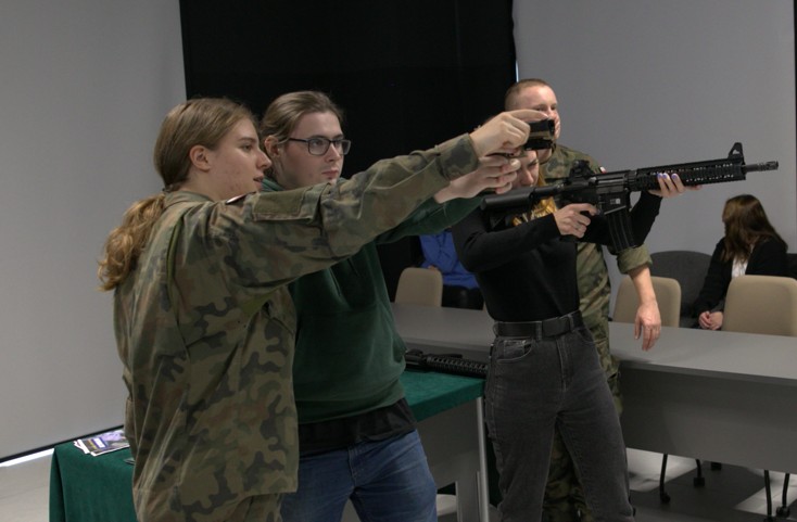 Żołnierze WOT uczą studentów bezpiecznego posługiwania się bronią