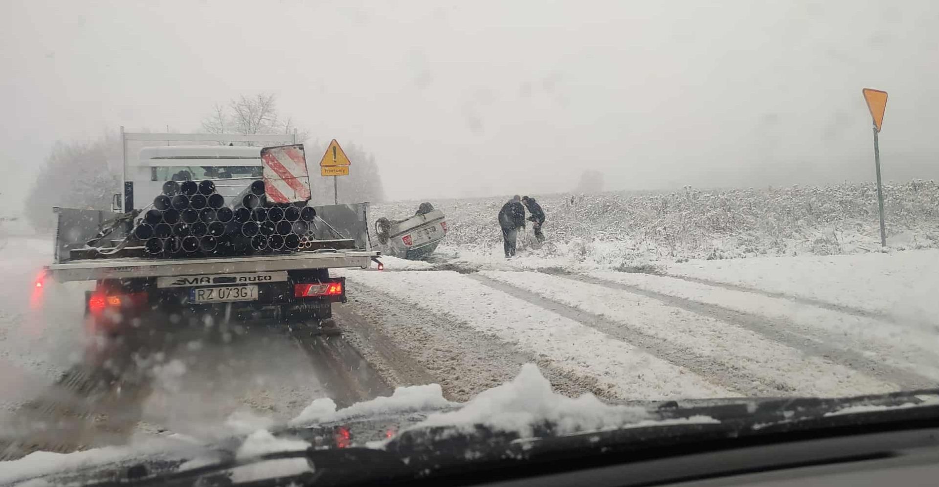 Trudna sytuacja na drogach. W Rzeszowie i powiecie rzeszowskim doszło już do kilkudziesięciu kolizji [ZDJĘCIA]