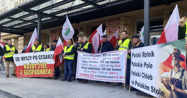Protest rolników przed Podkarpackim Urzędem Wojewódzkim [ZDJĘCIA]