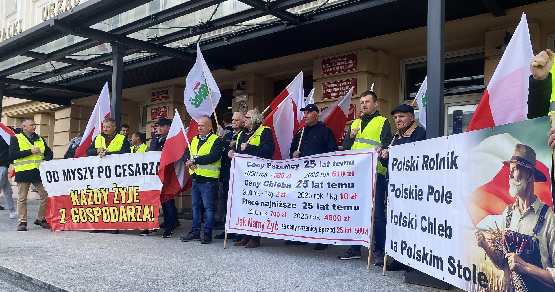 Protest rolników przed Podkarpackim Urzędem Wojewódzkim [ZDJĘCIA]