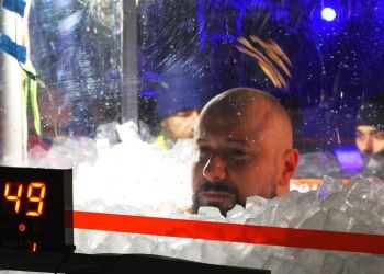 Nowy rekord Guinnessa w Tarnobrzegu! „Iceking” wytrzymał ponad 5 godzin w lodzie!