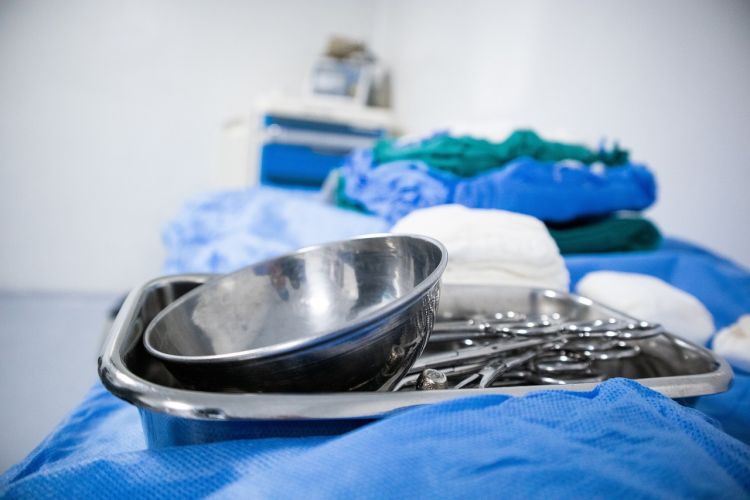 Lekarze medycyny sądowej alarmują: Niskie stawki za sekcję zwłok grożą paraliżem systemu 1 - Polskie Radio Rzeszów Lekarze medycyny sądowej alarmują: Niskie stawki za sekcję zwłok grożą paraliżem systemu