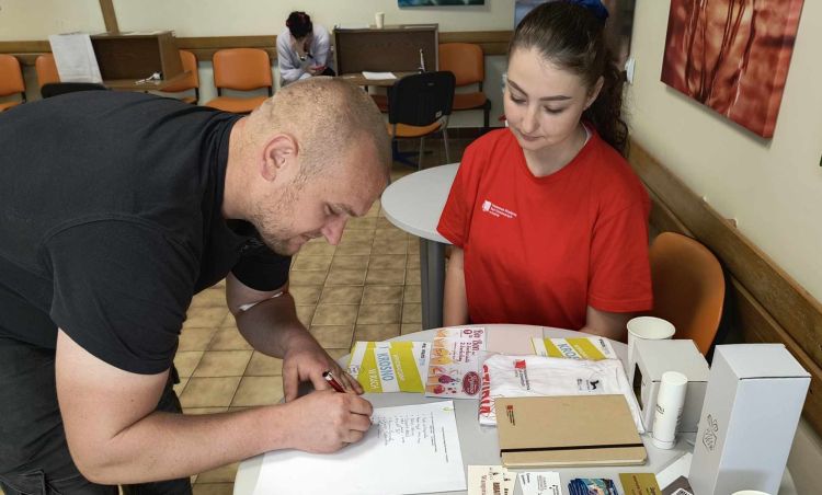 Wampiriada w Krośnie - studenci i młodzież oddają krew 1 - Polskie Radio Rzeszów Wampiriada w Krośnie – studenci i młodzież oddają krew