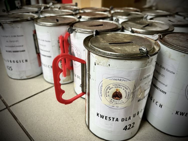 Więcej dobra niż rok temu. Rekordowa suma podczas kwesty cmentarnej 1 - Polskie Radio Rzeszów Więcej dobra niż rok temu. Rekordowa suma podczas kwesty cmentarnej