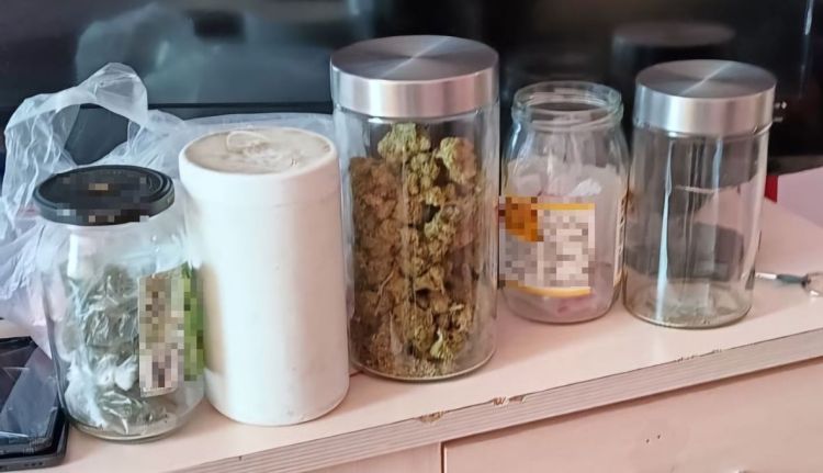 Areszt dla 28-latka ze Stalowej Woli. Policja znalazła mefedron i marihuanę w jego mieszkaniu 1 - Polskie Radio Rzeszów Areszt dla 28-latka ze Stalowej Woli. Policja znalazła mefedron i marihuanę w jego mieszkaniu