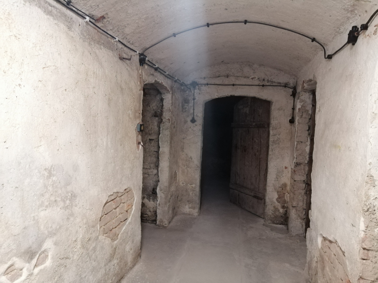 Piwnice dawnego aresztu UB w Krośnie po konserwacji