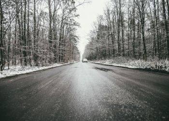 Oblodzenie w regionie: alert IMGW dla kierowców w okolicach Jasła, Krosna i Bieszczad
