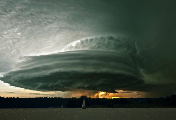 Jedna osoba zginęła, a 29 zostało rannych po przejściu tornada w Algarve w Portugalii