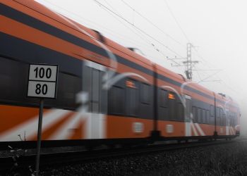 Pasażerowie pociągu zaatakowani przez uzbrojonych w noże napastników [AKTUALIZACJA]