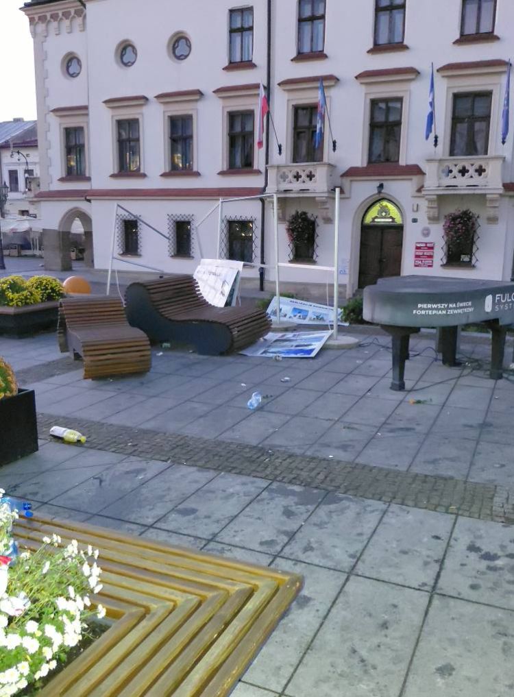 Wandalski wybryk na rynku w Rzeszowie. Zniszczyli wystawę „Monument Konieczny”