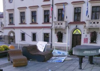 Wandalski wybryk na rynku w Rzeszowie. Zniszczyli wystawę „Monument Konieczny”