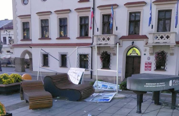 Wandalski wybryk na rynku w Rzeszowie. Zniszczyli wystawę "Monument Konieczny" 8 - Polskie Radio Rzeszów Wandalski wybryk na rynku w Rzeszowie. Zniszczyli wystawę „Monument Konieczny”