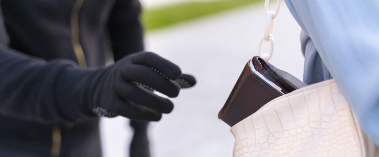 Tymczasowy areszt dla 32-latka podejrzanego o liczne kradzieże w Dębicy 1 - Polskie Radio Rzeszów Uwaga na kieszonkowców! Policja ostrzega przed złodziejami na cmentarzach