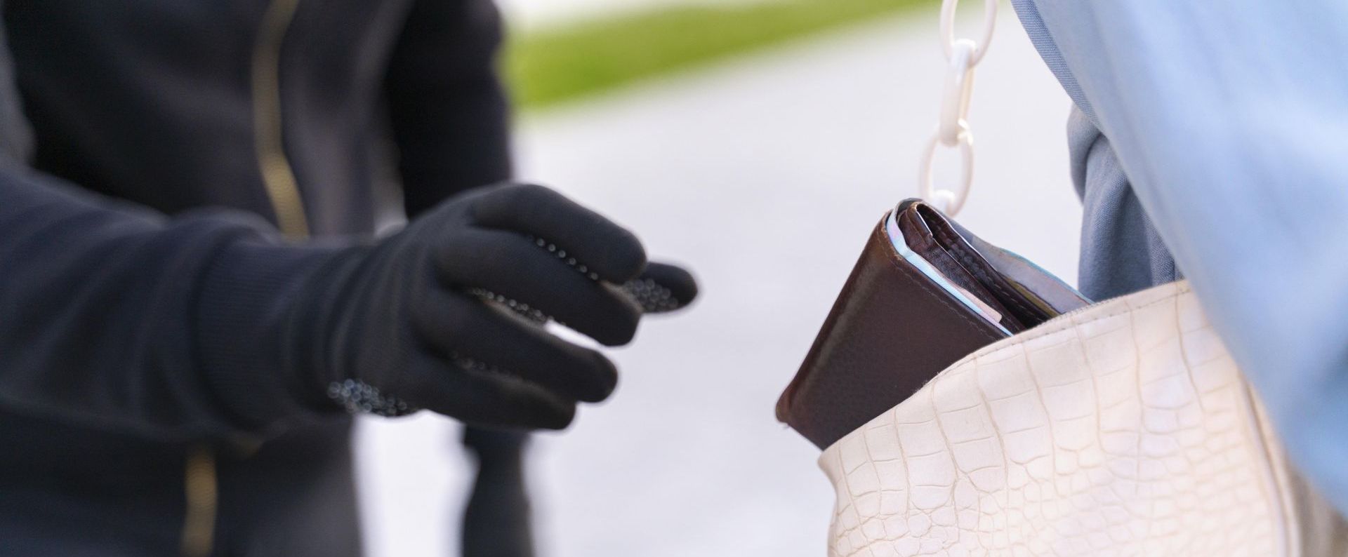 Tymczasowy areszt dla 32-latka podejrzanego o liczne kradzieże w Dębicy 8 - Polskie Radio Rzeszów Uwaga na kieszonkowców! Policja ostrzega przed złodziejami na cmentarzach