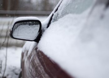 Zamieć śnieżna unieruchomiła kierowców. Policja i OSP ewakuowały kilkanaście osób