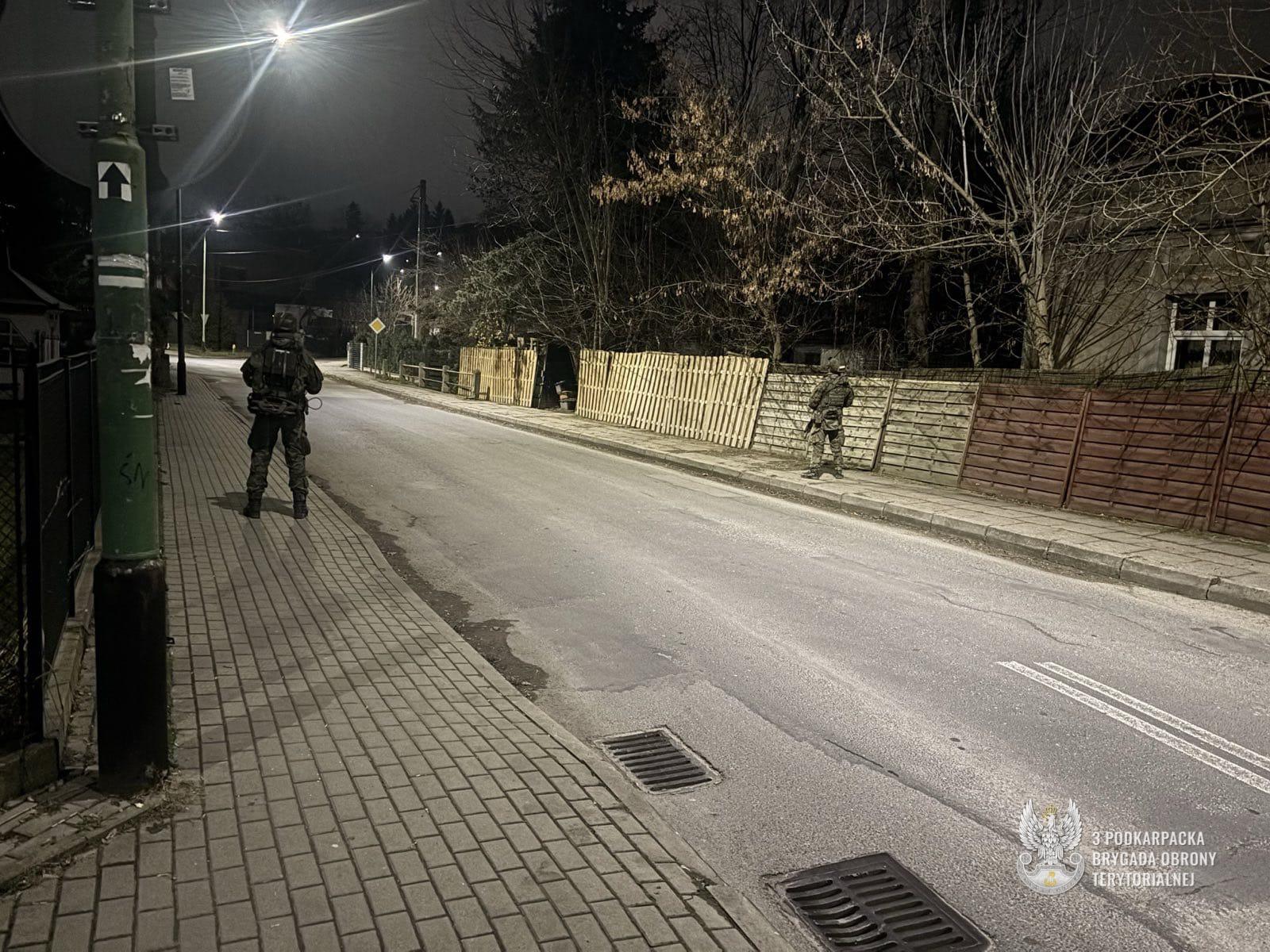 Nocne szkolenie Wojsk Obrony Terytorialnej w Łańcucie 3 - Polskie Radio Rzeszów Nocne szkolenie Wojsk Obrony Terytorialnej w Łańcucie - Polskie Radio Rzeszów