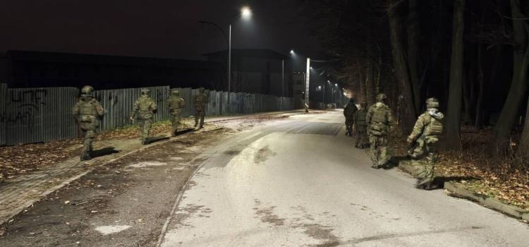 Nocne szkolenie Wojsk Obrony Terytorialnej w Łańcucie 1 - Polskie Radio Rzeszów Nocne szkolenie Wojsk Obrony Terytorialnej w Łańcucie