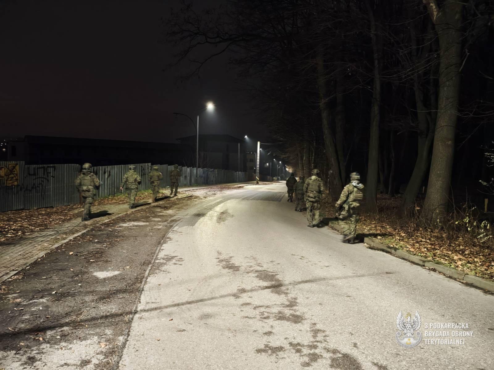 Nocne szkolenie Wojsk Obrony Terytorialnej w Łańcucie 2 - Polskie Radio Rzeszów Nocne szkolenie Wojsk Obrony Terytorialnej w Łańcucie - Polskie Radio Rzeszów