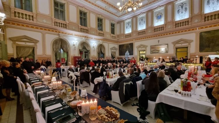 [ZDJĘCIA] Wigilia Caritas w&nbsp;Przemyślu. Blisko 350 osób przy wspólnym stole na&nbsp;dworcu PKP