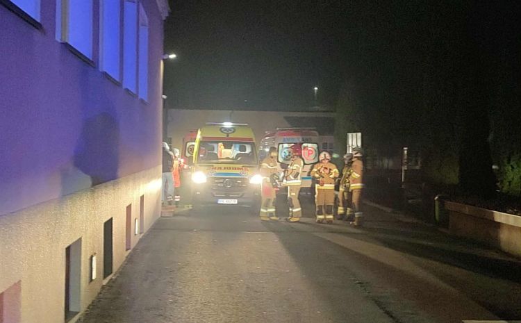 [AKTUALIZACJA, ZDJĘCIA] Wybuch telefonu w internacie w Ropczycach. Osiem osób w szpitalu