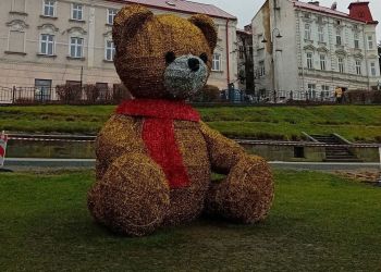 Wszystkiemu winny kolor szalika. Świąteczny miś z Przemyśla wywołał burzę