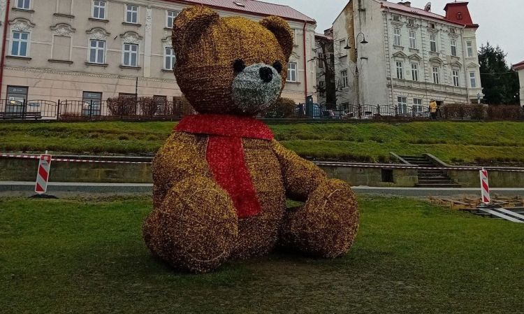 Wszystkiemu winny kolor szalika. Świąteczny miś z Przemyśla wywołał burzę