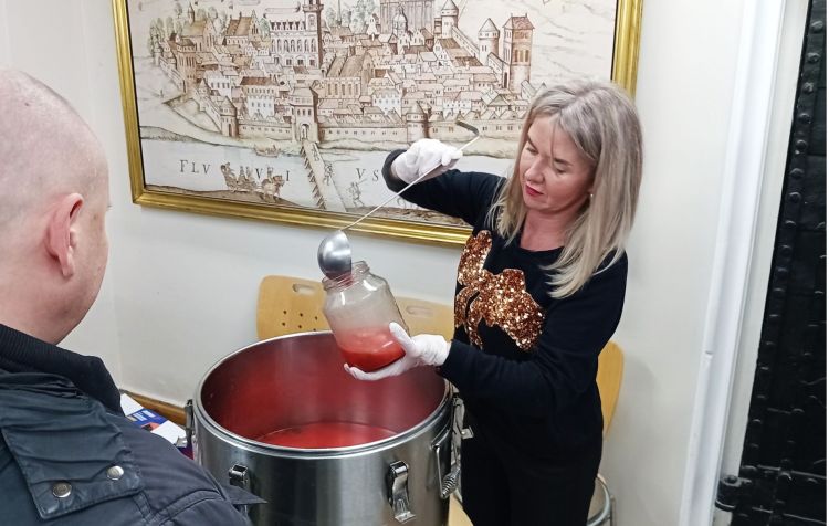 Gorący posiłek dla osób w potrzebie w Przemyślu. Akcja potrwa całą zimę 1 - Polskie Radio Rzeszów Gorący posiłek dla osób w potrzebie w Przemyślu. Akcja potrwa całą zimę