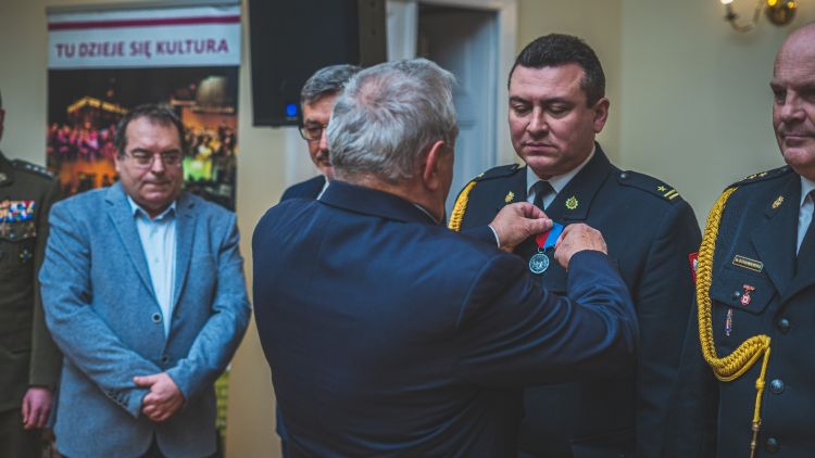 Redaktor Jerzy Pasierb uhonorowany przez byłych żołnierzy misji ONZ 1 - Polskie Radio Rzeszów Redaktor Jerzy Pasierb uhonorowany przez byłych żołnierzy misji ONZ