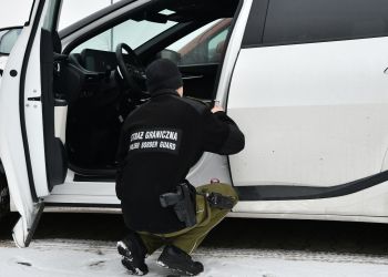Kradzione auta zatrzymane na podkarpackiej granicy 3 - Polskie Radio Rzeszów Kradzione auta zatrzymane na podkarpackiej granicy