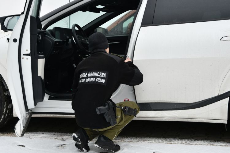 Kradzione auta zatrzymane na podkarpackiej granicy 1 - Polskie Radio Rzeszów Kradzione auta zatrzymane na podkarpackiej granicy