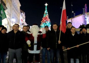Świąteczny Mikołaj z PSL na Rynku w Rzeszowie: prezenty dla dzieci i mocne słowa pod adresem zwolenników Brauna [ZDJĘCIA]